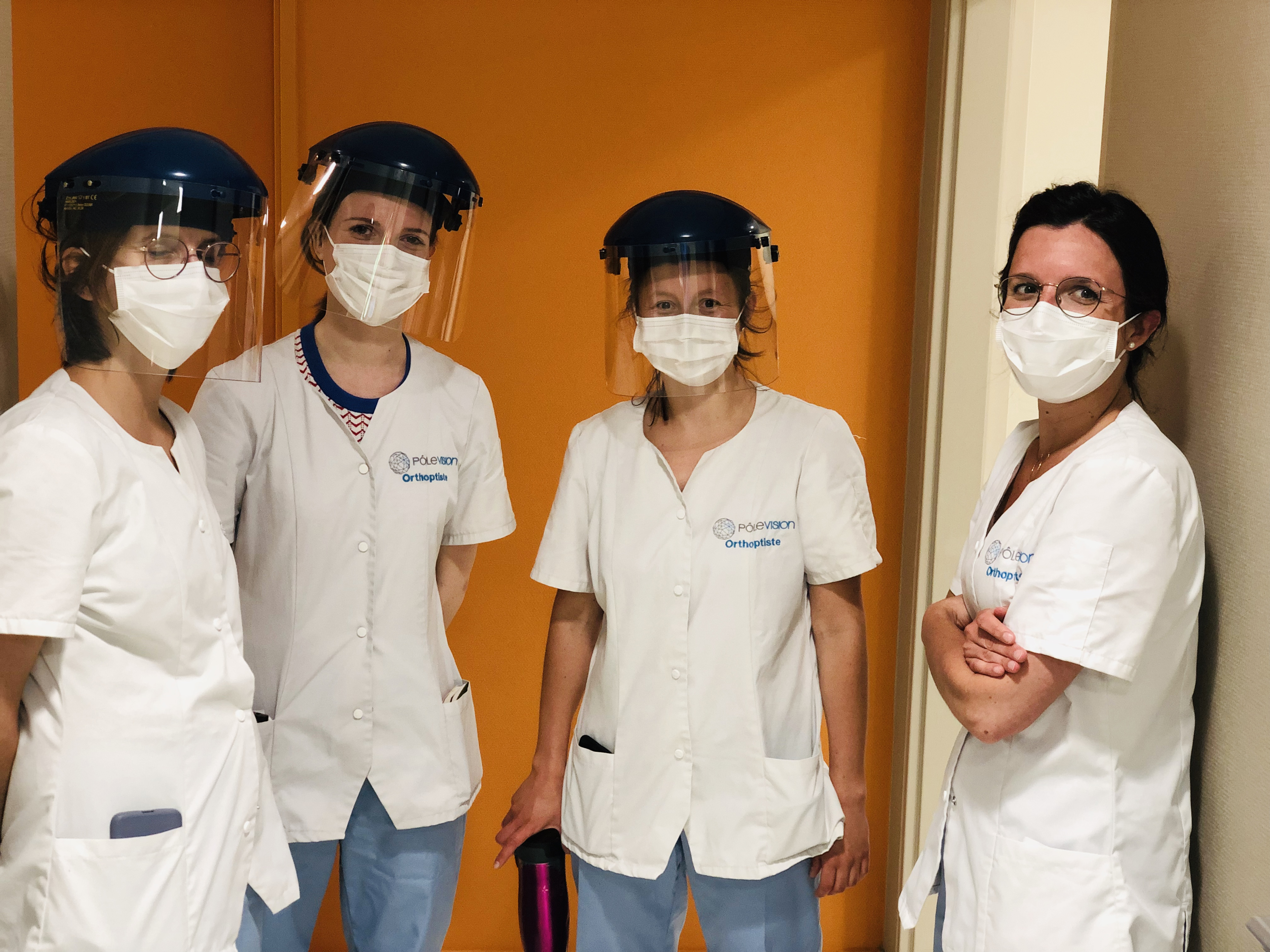 Port du masque et des équipements de protection contribuant à la securité de la consultation du patient Pôle Vision en période d'épidémie à COVID-19 centre spécialiste de l'ophtalmologie a Lyon