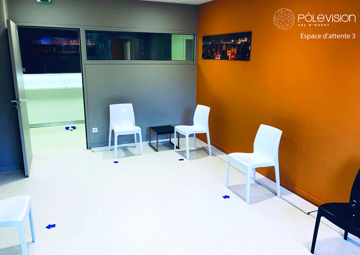 réduction du nombre de chaises en salle d'attente en période d'épidémie à COVID-19 contribuant à la securité de la consultation du patient Pôle Vision centre spécialiste de l'ophtalmologie a Lyon